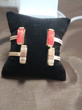 2 bracelets for 1 price. Faux stones and gold tone. Gently used.